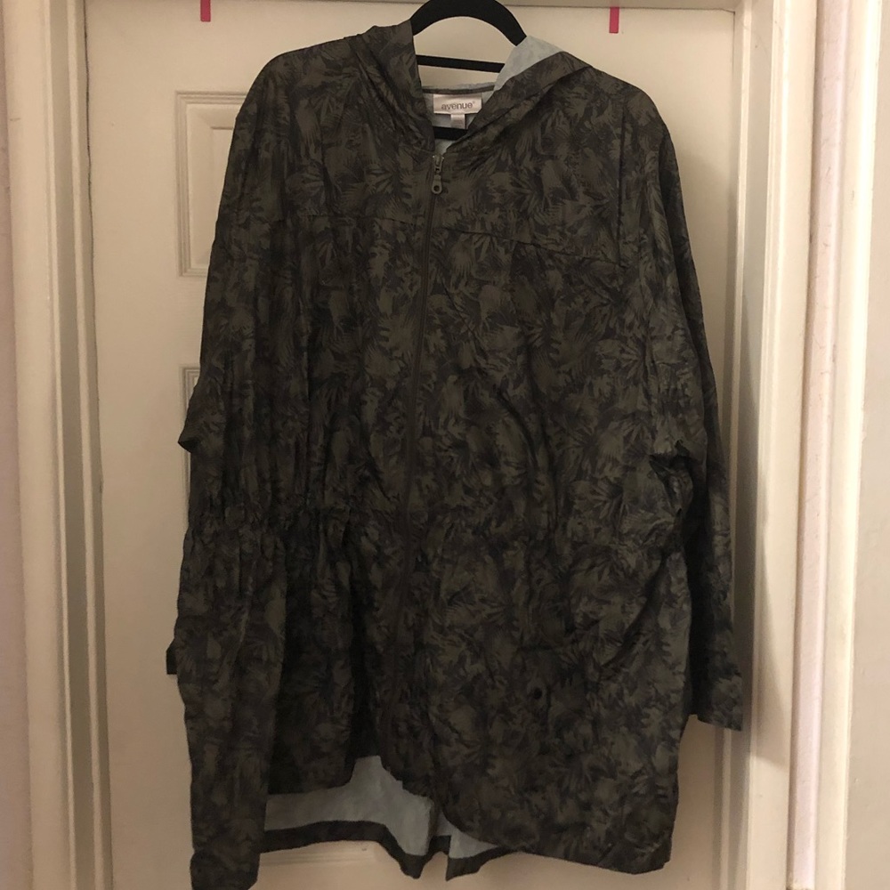 NWT Avenue Jacket (Lightweight/Water resistant)